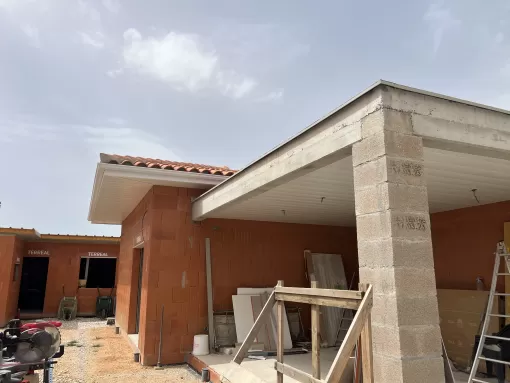 Fabrication et pose d'un débord en aluminium blanc par CBLC Gouttières à Ille-sur-Tête, Perpignan, CBLC Gouttières
