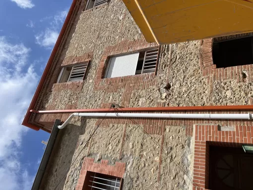 Disquage d'un caiirou et d'une gouttière en céramique à Villelongue de la Salanque par CBLC Gouttières, Perpignan, CBLC Gouttières