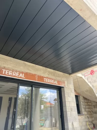 Pose et installation de plafond en aluminium à Bompas, Perpignan, CBLC Gouttières