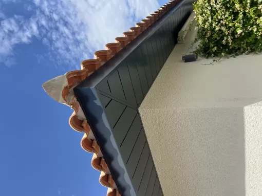 Montage réussi d'un débord de toiture en aluminium par CBLC Gouttières à Perpignan, Perpignan, CBLC Gouttières