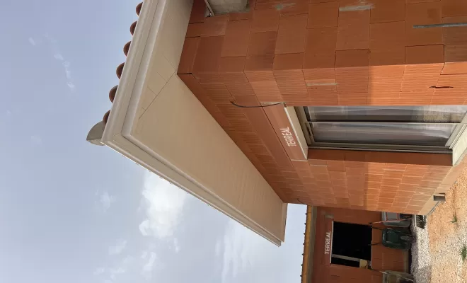 Fabrication et pose d'un débord en aluminium blanc par CBLC Gouttières à Ille-sur-Tête, Perpignan, CBLC Gouttières