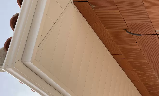 Fabrication et pose d'un débord en aluminium blanc par CBLC Gouttières à Ille-sur-Tête, Perpignan, CBLC Gouttières