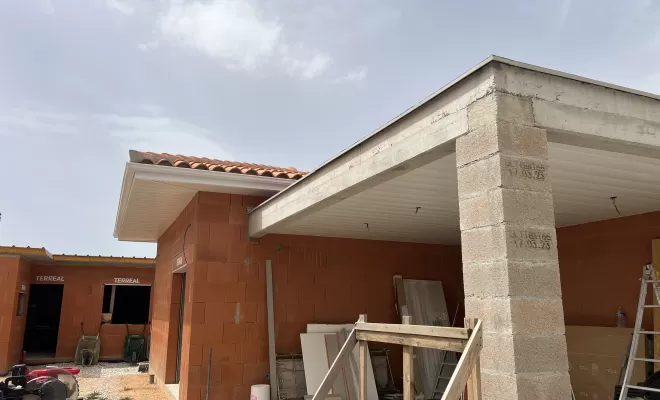 Fabrication et pose d'un débord en aluminium blanc par CBLC Gouttières à Ille-sur-Tête, Perpignan, CBLC Gouttières