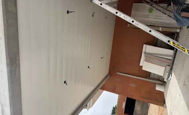 Fabrication et pose d'un débord en aluminium blanc par CBLC Gouttières à Ille-sur-Tête, Perpignan, CBLC Gouttières