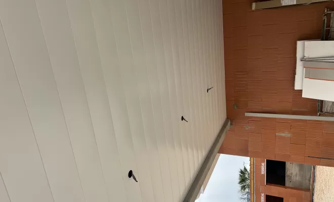 Fabrication et pose d'un débord en aluminium blanc par CBLC Gouttières à Ille-sur-Tête, Perpignan, CBLC Gouttières