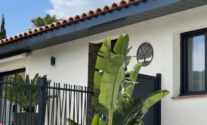 Montage réussi d'un débord de toiture en aluminium par CBLC Gouttières à Perpignan, Perpignan, CBLC Gouttières