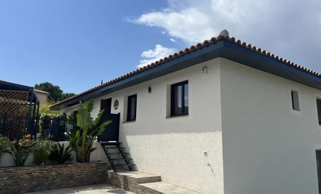 Montage réussi d'un débord de toiture en aluminium par CBLC Gouttières à Perpignan, Perpignan, CBLC Gouttières