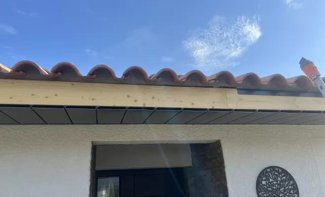 Montage réussi d'un débord de toiture en aluminium par CBLC Gouttières à Perpignan, Perpignan, CBLC Gouttières