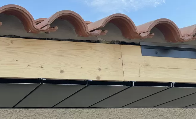 Montage réussi d'un débord de toiture en aluminium par CBLC Gouttières à Perpignan, Perpignan, CBLC Gouttières