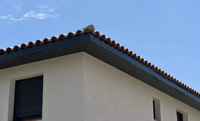 Montage réussi d'un débord de toiture en aluminium par CBLC Gouttières à Perpignan, Perpignan, CBLC Gouttières