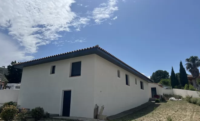 Montage réussi d'un débord de toiture en aluminium par CBLC Gouttières à Perpignan, Perpignan, CBLC Gouttières