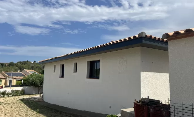 Montage réussi d'un débord de toiture en aluminium par CBLC Gouttières à Perpignan, Perpignan, CBLC Gouttières