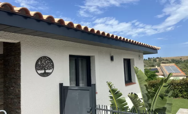 Montage réussi d'un débord de toiture en aluminium par CBLC Gouttières à Perpignan, Perpignan, CBLC Gouttières