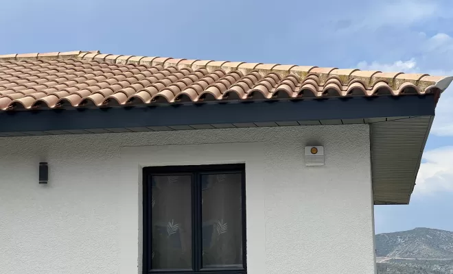 Montage réussi d'un débord de toiture en aluminium par CBLC Gouttières à Perpignan, Perpignan, CBLC Gouttières