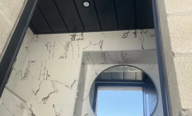 Plafond aluminium dans un wc 
